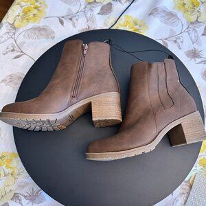 American Exchange Brown Botties-- Size 5 1/2